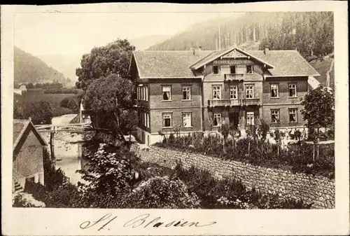 CdV Sankt Blasien im Schwarzwald, Teilansicht mit Gebäude, Fluss