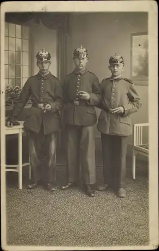 Foto Ak Wünsdorf Zossen in Brandenburg, Truppenübungsplatz, Drei Soldaten in Uniformen, I WK