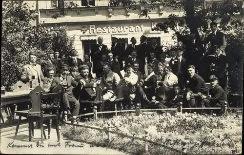 Studentika Foto Ak Bühlertal im Schwarzwald, Gäste vor einem Restaurant, Studenten