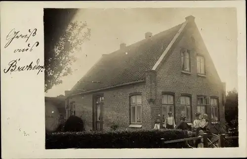 Foto Ak Besdorf in Schleswig Holstein ?, Personen vor einem Wohnhaus