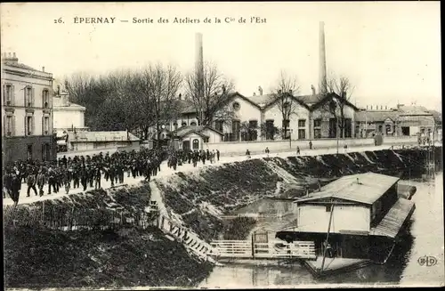 Ak Epernay Marne, Sortie des Ateliers de la cie de l'Est