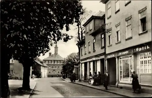 Ak Ohrdruf in Thüringen, Poststraße, Rathaus, Optiker Geschäft, Passanten