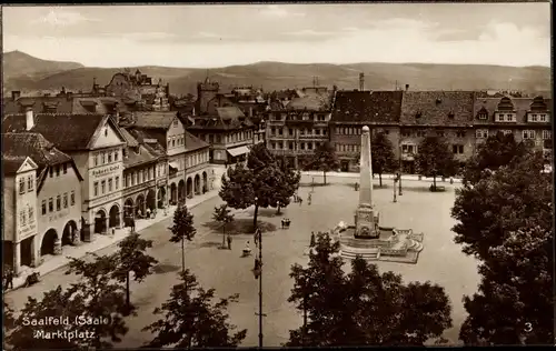 Ak Saalfeld an der Saale Thüringen, Marktplatz, Denkmal