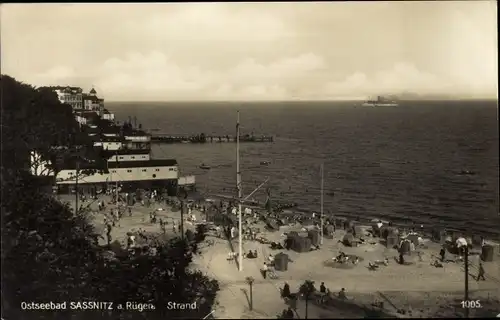 Ak Sassnitz auf Rügen, Strand, Strandkörbe, Steg, Schiff