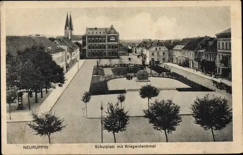 Ak Neuruppin in Brandenburg, Schulplatz, Kriegerdenkmal