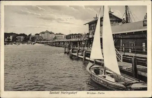 Ak Ostseebad Heringsdorf auf Usedom, Brückenpartie, Segelboot Lucie