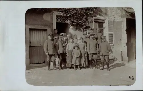 Foto Ak Deutsche Soldaten in Uniformen und Frauen vor einem Wohnhaus
