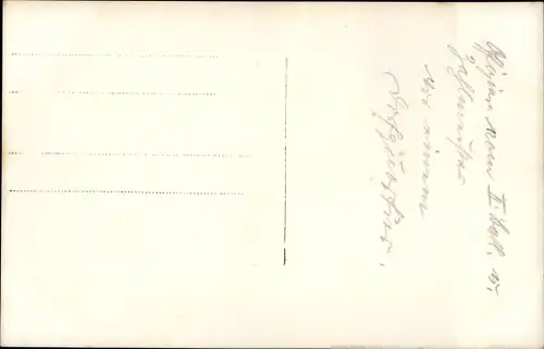 Foto Ak Deutsche Soldaten in Uniformen und Frauen vor einem Wohnhaus