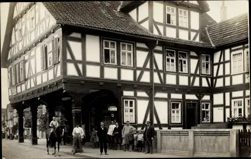 Foto Ak Oberzwehren Kassel in Hessen, Personen vor einem Fachwerkhaus