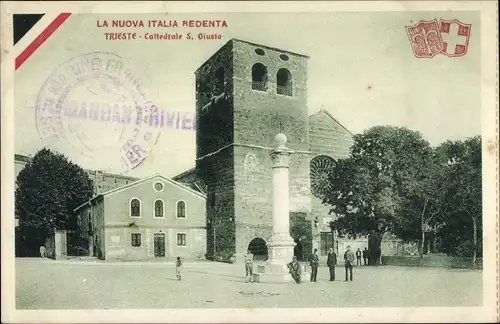 Ak Triest Friuli Venezia Giulia, Blick auf die Cattedrale S. Guisto, Passanten