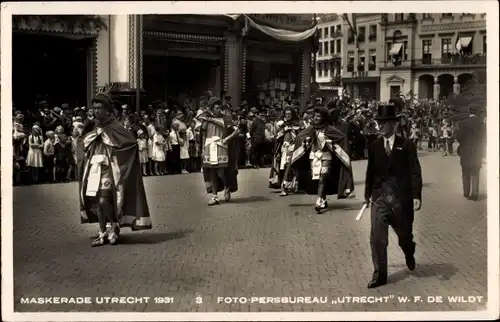 Ak Utrecht, Masquerade, Straßenumzug in Kostümen, Zuschauer