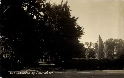 Ak Oud Leusden Utrecht Niederlande, Kirche, Allee