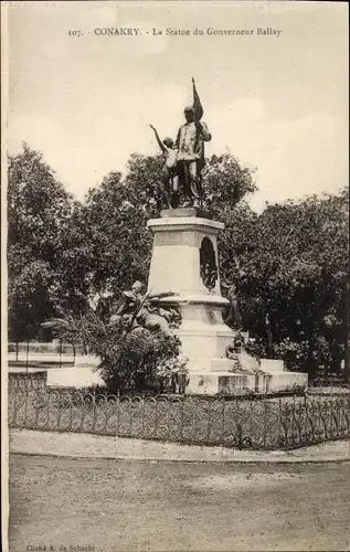 Ak Conakry Guinea, Statue von Gouverneur Ballay