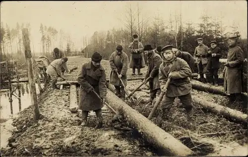 Foto Ak Russische Kriegsgefangene bei der Arbeit, I WK