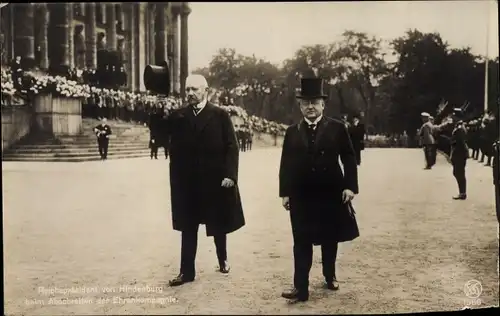 Ak Berlin Tiergarten, Reichspräsident von Hindenburg beim Abschreiten der Ehrenkompanie