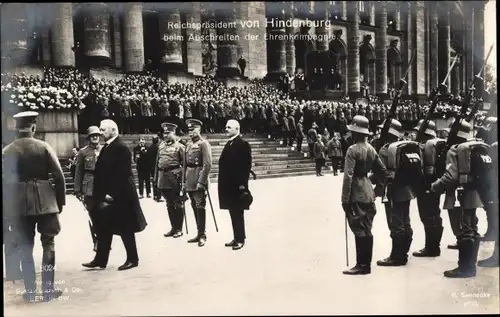 Ak Reichspräsident Paul von Hindenburg beim Abschreiten der Ehrenkompagnie