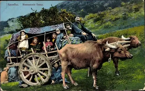 Ak Georgien, Grusinische Bauernfamilie in Tracht auf einem Ochsenkarren, Kaukasus