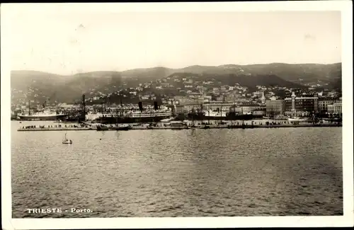 Ak Triest Trieste Friuli Venezia Giulia, Ortsansicht mit Hafen