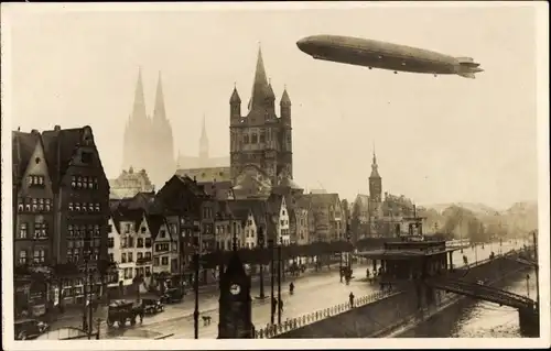 Foto Ak Köln am Rhein, Luftschiff LZ 127 Graf Zeppelin über der Stadt