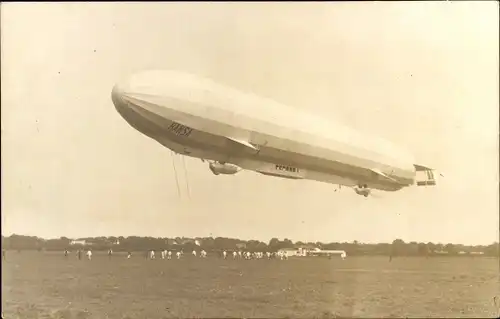 Foto Ak Zeppelin Luftschiff LZ 13 Hansa, Landung in Hamburg Fuhlsbüttel