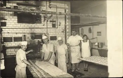 Foto Ak Bäcker in einer Backstube, 1928