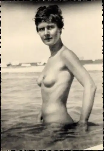 Foto Frauenakt, nackte Frau im Wasser, Busen, FKK