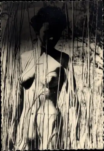 Foto Frauenakt, nackte Frau im Schilf, Busen, 1950er Jahre