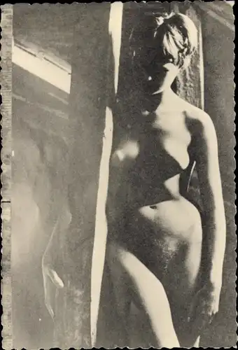 Foto Frauenakt, stehende nackte Frau, Busen