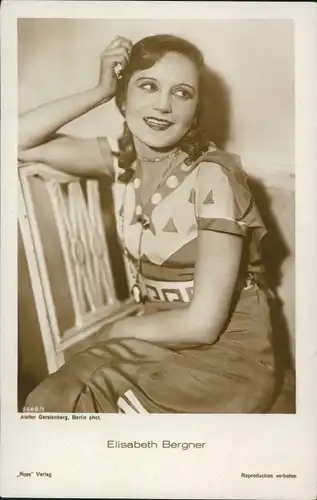Ak Schauspielerin Elisabeth Bergner, Portrait auf einem Stuhl sitzend, Autogramm