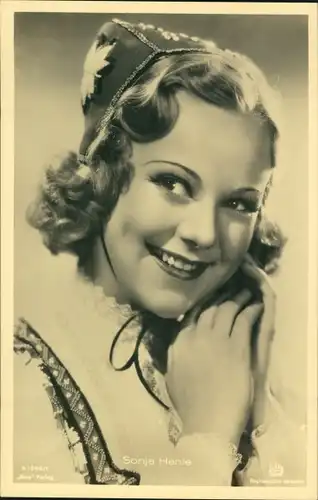 Ak Schauspielerin Sonja Henie, Portrait, Trachtenhaube