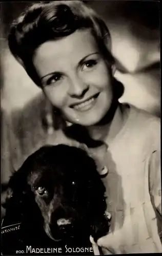 Ak Schauspielerin Madeleine Sologne, Portrait, Hund