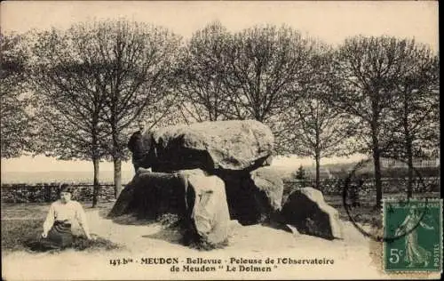 Ak Bellevue Meudon Hauts de Seine, Pelouse de l'Observatoire de Meudon Le Dolmen