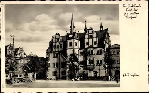 Ak Saalfeld an der Saale Thüringen, Partie auf dem Marktplatz mit Rathaus, Autos, Ratskeller