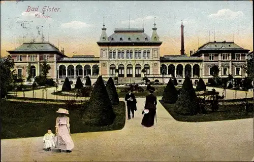 Ak Bad Elster im Vogtland, Blick auf das Kurhaus, Passanten, Mutter und Kind, Parkanlage