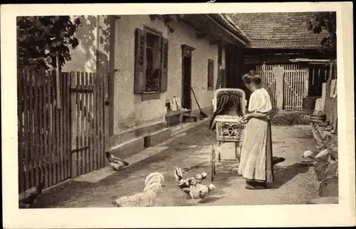 Ak Schweiz, Reklame, Chocolat Klaus, Frau mit Kinderwagen vor einem Bauernhaus, Hühner