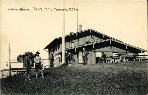 Ak Tegernsee in Oberbayern, Unterkunftshaus Neureuth, Mann in Tracht mit Pferd