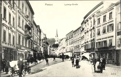 Ak Passau in Niederbayern, Ludwigstraße, Straßenpartie, Passanten, J. Götzer's Schuhlager