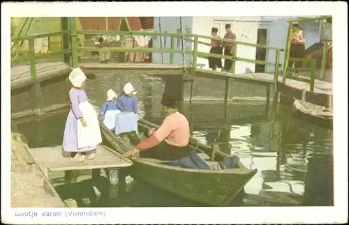 Ak Volendam Nordholland Niederlande, Bootje varen, Kinder in Tracht