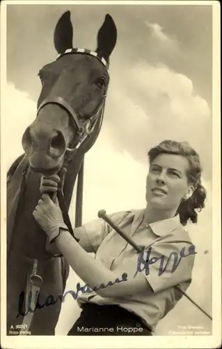 Ak Schauspielerin Marianne Hoppe, Portrait mit Pferd, Ross Verlag 3021/1, Autogramm