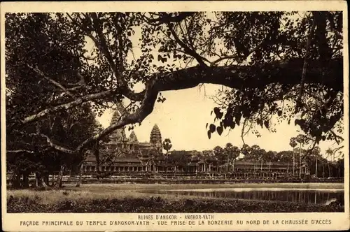 Ak Kambodscha, Angkor Wat, Facade principale, Vue prise de la bonzerie au nord de la chaussee
