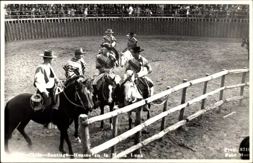 Foto Ak Santiago de Chile, Huasos in der Media Luna