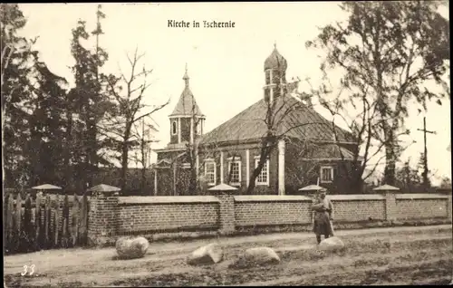 Ak Tscherni Weißrussland, Kirche, Straßenpartie, Passantin