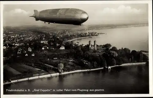 Ak Friedrichshafen am Bodensee, Luftschiff LZ 127 Graf Zeppelin in voller Fahrt, Fliegeraufnahme