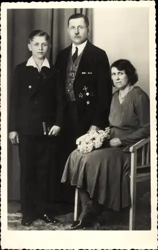 Foto Ak Familienportrait, Mann im Anzug, sitzende Frau