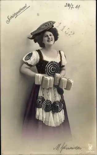 Ak Junge Frau in Tracht, Bierglas, Portrait