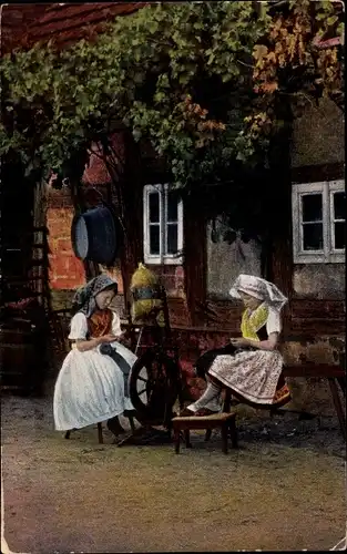 Ak Zwei Mädchen in Volkstracht bei der Arbeit, Spinnrad