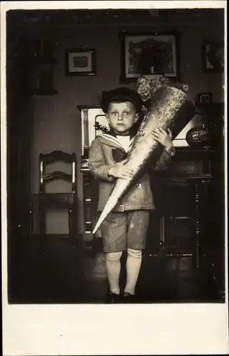 Foto Ak Junger Schüler mit Schultüte, Portrait, Einschulung