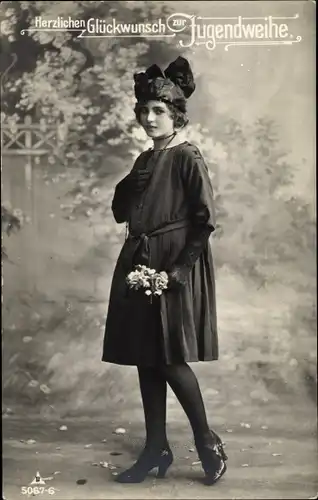 Ak Glückwunsch Jugendweihe, Frau in schwarzem Kleid, Portrait