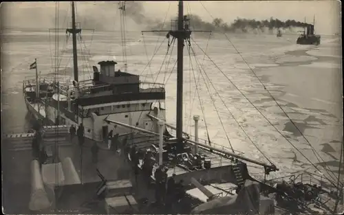 Foto Ak Teilansicht von einem Dampfer im Hafen, Frachtschiff