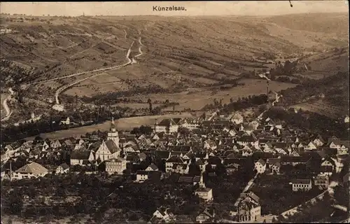 Ak Künzelsau im Hohenlohekreis, Fliegeraufnahme, Blick auf den Ort mit Umgebung